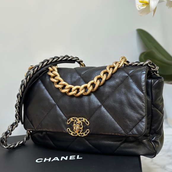 Chanel - Picture 1 of 6